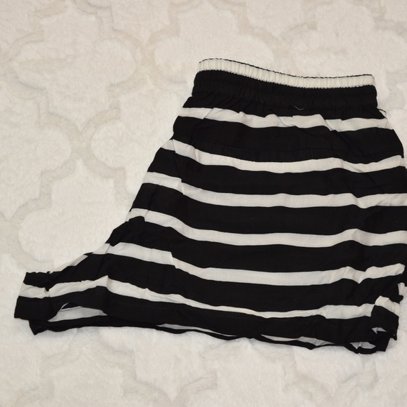 NWT French Connection Black & White Striped Shorts - Picture 3 of 3
